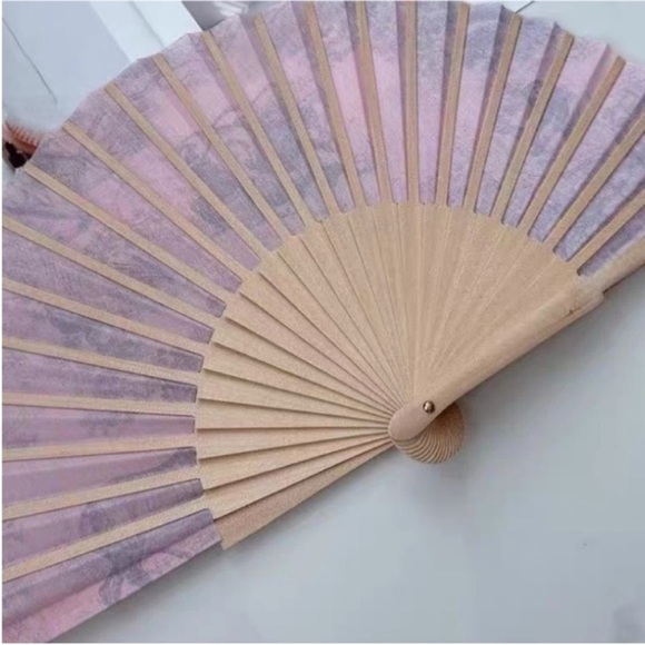 Dior gift holding Fan - Picture 6 of 8